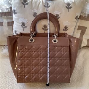 Bandicoot purse quilted taupe vegan patent leather.  Light & roomy.